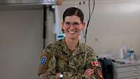 Eine Frau in Uniform lächelt in die Kamera