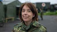 Eine Frau in Uniform lächelt in die Kamera
