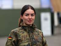 Eine Frau in Uniform schaut in die Kamera