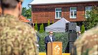 Boris Pistorius spricht an einem Rednerpult, eingerahmt von Soldaten im Vordergrund.
