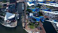 Die Gorch Fock Schwesterschiffe im Hafen in Baltimore und US Navy Flieger