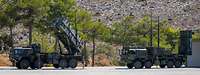 Zwei militärische Lkw mit Startgeräten der Flugabwehrsysteme Patriot und IRIS-T SLM stehen auf Kreta.
