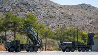 Zwei militärische Lkw mit Startgeräten der Flugabwehrsysteme Patriot und IRIS-T SLM stehen auf Kreta.