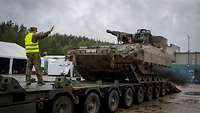 Ein Schützenpanzer Puma wird auf einen Schwerlasttransporter verladen.