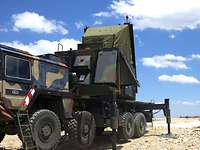 Ein gepanzerter LKW der Bundeswehr steht auf einer Gebirgsstraße in der Türkei