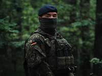Portrait eines Soldaten im Wald.