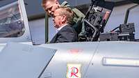 Verteidigungsminister Pistorius im Cockpit eines Eurofighters.