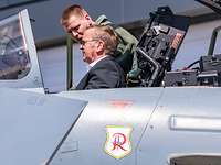 Verteidigungsminister Pistorius im Cockpit eines Eurofighters.