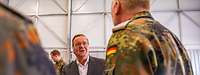 Bundesminister der Verteidigung Pistorius im Gespräch mit Soldaten