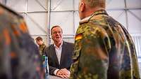Bundesminister der Verteidigung Pistorius im Gespräch mit Soldaten