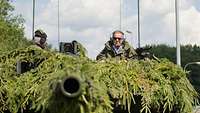 Boris Pistorius sitzt im Kampfpanzer Leopard