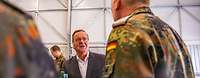 Bundesminister der Verteidigung Pistorius im Gespräch mit Soldaten