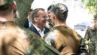 Verteidigungsminister Pistorius umringt von Soldaten