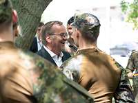 Verteidigungsminister Pistorius umringt von Soldaten
