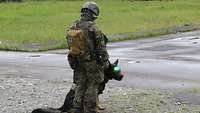 Ein Soldat mit Hund