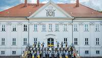 Musiker der Bundeswehr vor einem Schloss