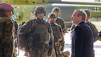 Boris Pistorius befindet sich im Gespräch mit mehreren Soldaten.