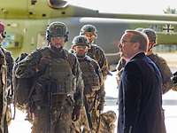 Boris Pistorius befindet sich im Gespräch mit mehreren Soldaten.