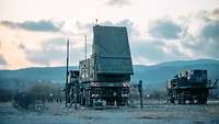 Ein großes Militärfahrzeug mit Raketensystem in einem gebirgigen Gebiet