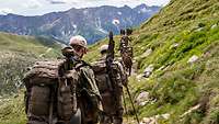 Soldaten laufen über einen schmalen Weg im Schweizer Gebirge