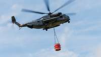 Hubschrauber bei der Brandbekämpfung 