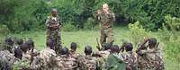Ausbildung bei EUTM Somalia Ein deutscher Soldat spricht zu einer Gruppe somalischer Soldaten