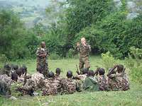 Ausbildung bei EUTM Somalia Ein deutscher Soldat spricht zu einer Gruppe somalischer Soldaten