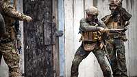 Kampfschwimmer beim Training an Land