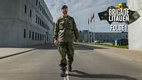 Soldat vor Kasernengeländer