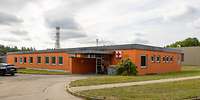 Flacher roter, großer Bungalow mit Rotem Kreuz am Eingang