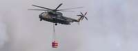 Ein Militärhubschrauber fliegt 
