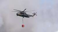 Ein Militärhubschrauber fliegt 