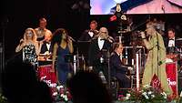 Zwei Frauen und zwei Männer singen auf einer Bühne.