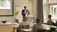 Dr. Emil Archambault bei seinem Vortrag