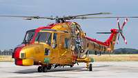 Bordhubschrauber mit Sonderlackierung auf dem Flugplatz