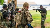 Ein deutscher Ausbilder beobachtet ghanaische Soldaten beim Training.