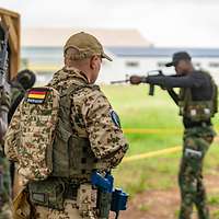 Ein deutscher Ausbilder beobachtet ghanaische Soldaten beim Training.