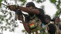Ein ghanaischer Soldat bei der Raumkampfausbildung, mit seinem Gewehr im Anschlag.