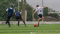 Deutsche und ghanaische Soldaten spielen gemeinsam Fußball.