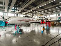 Das Ausbildungsluftfahrzeug Piper PA42 steht in einem Hangar.