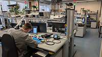 Blick in den Ausbildungsraum der Elektronikausbildung sowie auf einen Arbeitsplatz