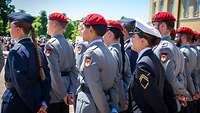 Mehrere Soldaten verschiedener Teilstreitkräfte stehen angetreten beim Feierlichen Gelöbnis.