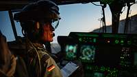 Ein Pilot steuert den Mehrzweckhubschrauber NH-90 über den Pyrenäen.