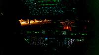 Piloten einer A400M setzen nachts in Wunstorf zur Landung an.
