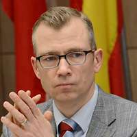 Ein Mann sitzt an einem Tisch während einer Konferenz.