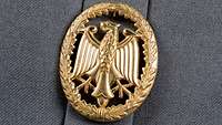 Nahaufnahme vom Leistungsabzeichen in Gold an einer Uniform