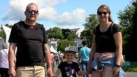 Oberstabsfeldwebel Andreas Rostek in Zivilkleidung mit seiner Tochter und seinem etwa 6 jährigen Enkel an der Hand.