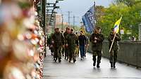 Bundeswehrangehörige mit der Fahne der Katholischen Militärseelsorge auf dem Weg zur Kirche St. Gereon