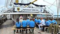 Militärdekan Mirko Zawiasa feiert die hl. Messe mit Soldatinnen und Soldaten an Bord der Gorch Fock