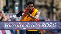 Ein Sportler kurz vor Durchbrechen des Zielbandes bei der EM 2026 Birmingham.